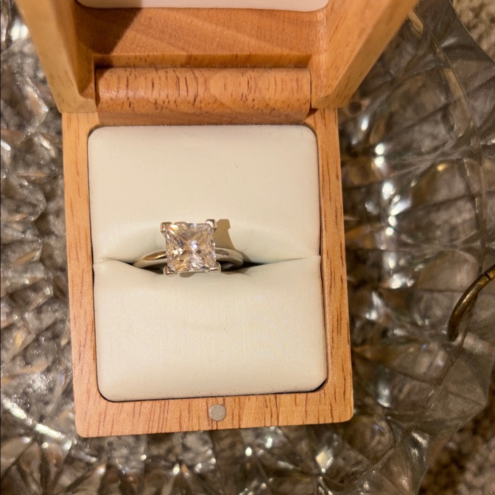 Elegant Silver Ring with Clear Stone